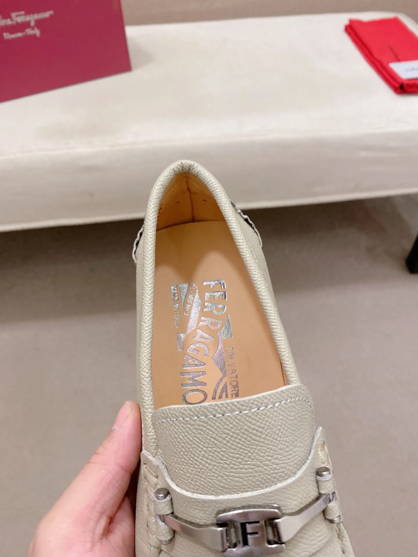 Factory price: 540💰High-end quality! Ferragamo🆕🆕Exclusive hot-selling products in stock🔥🔥New products on the shelves, high-quality Ferragamo men's pea shoes, high-end casual driving shoes, with complete packaging! 💪 💪 Material: imported first-layer cowhide 🐂 + imported high-quality water-dyed cowhide lining + wear-resistant outsole 👍🏻👍🏻 Features: high-end and comfortable, purely handmade 🚀 🚀 Create the perfect shoe that suits you best 🔥 🔥 Size: (38-44) 45 standard size can be customized!